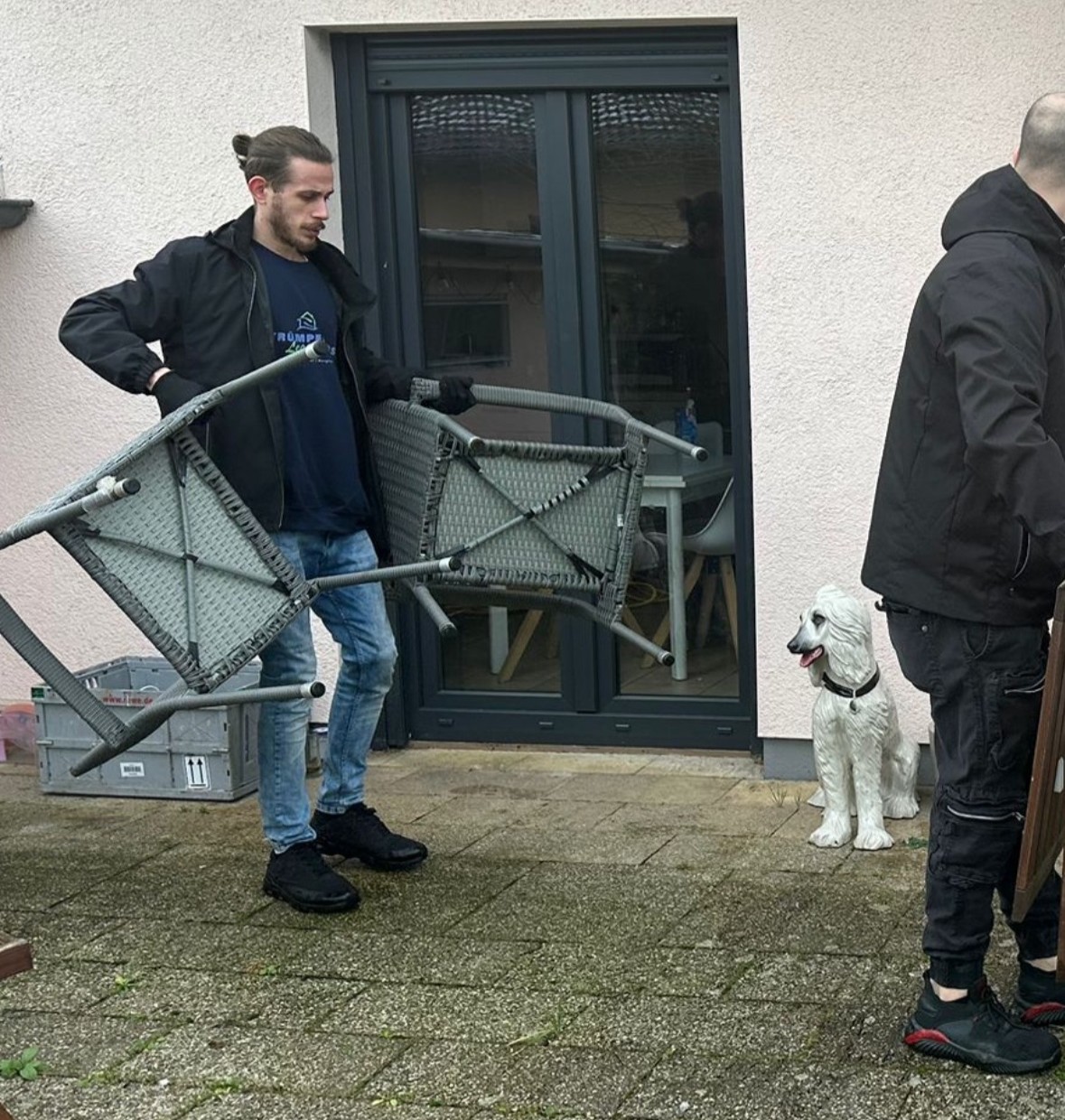 2 Männer die eine Entrümpelung in Köln machen