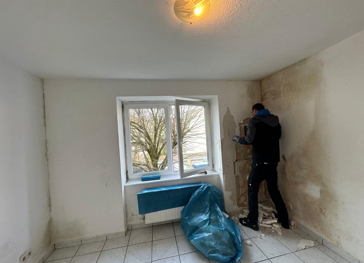 Mann der eine Wand färbt